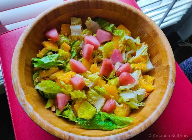 Herfstsalade met stoofpeertjes en hazelnoten