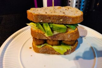 Sandwich met falafel en avocado