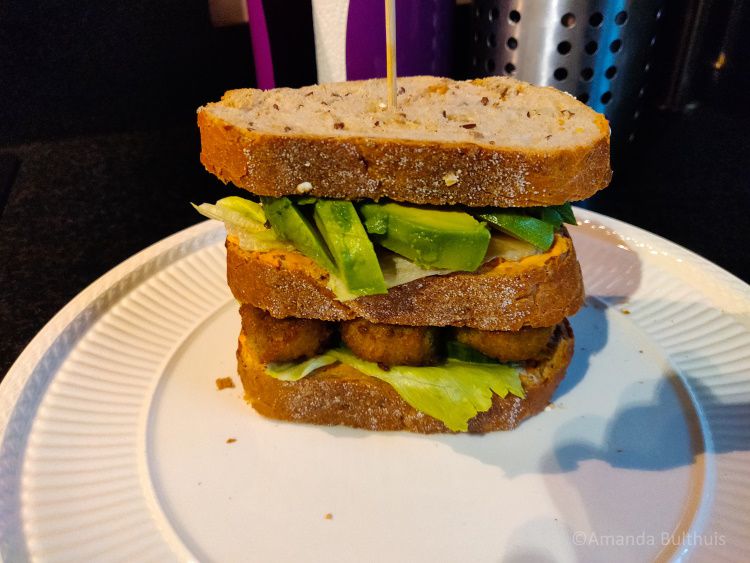 Sandwich met falafel en avocado