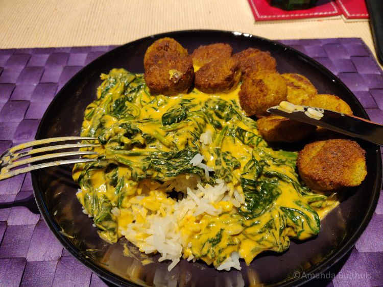 Curry met spinazie en falafel erbij
