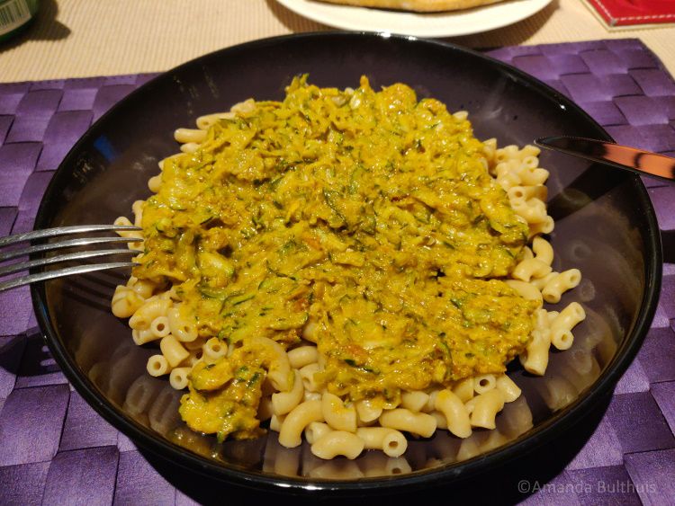 Macaroni met courgette en rode pesto