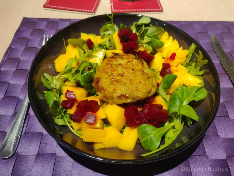 Salade met vegan viskoekjes van Greenforce