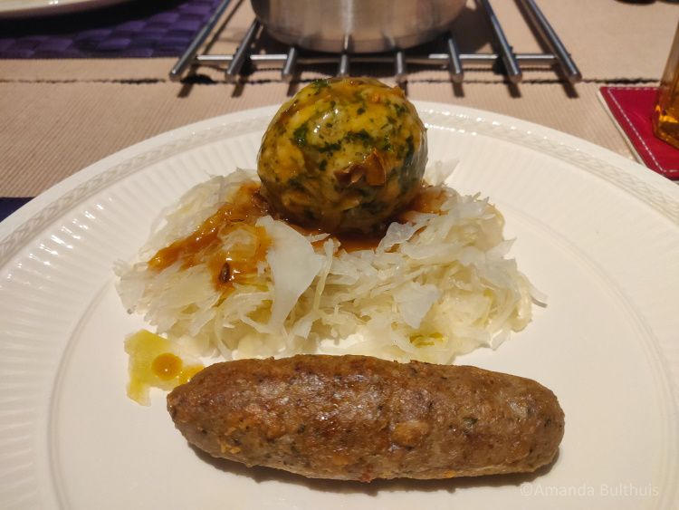 Vegan spinazie knödel met worst van Greenforce