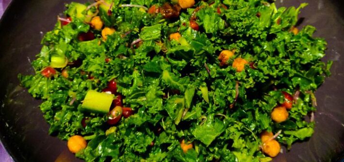 Boerenkoolsalade met geroosterde kikkererwten