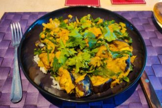 Curry met linzen, aubergine en spinazie