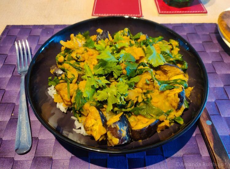 Curry met linzen, aubergine en spinazie