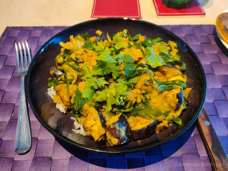 Curry met linzen, aubergine en spinazie