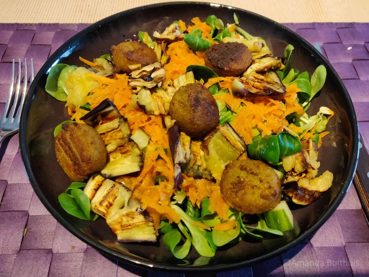 Salade met aubergine en misodressing