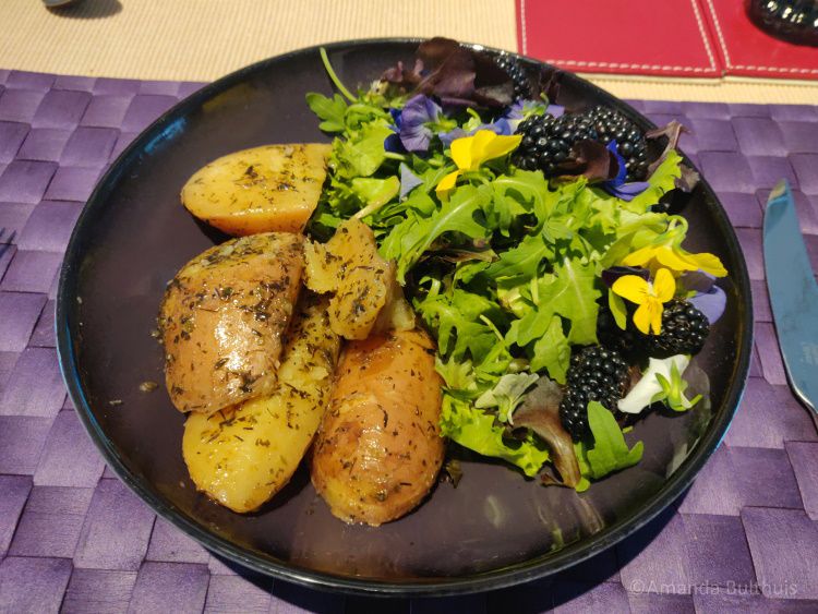 Salade met bramen en aardappelen