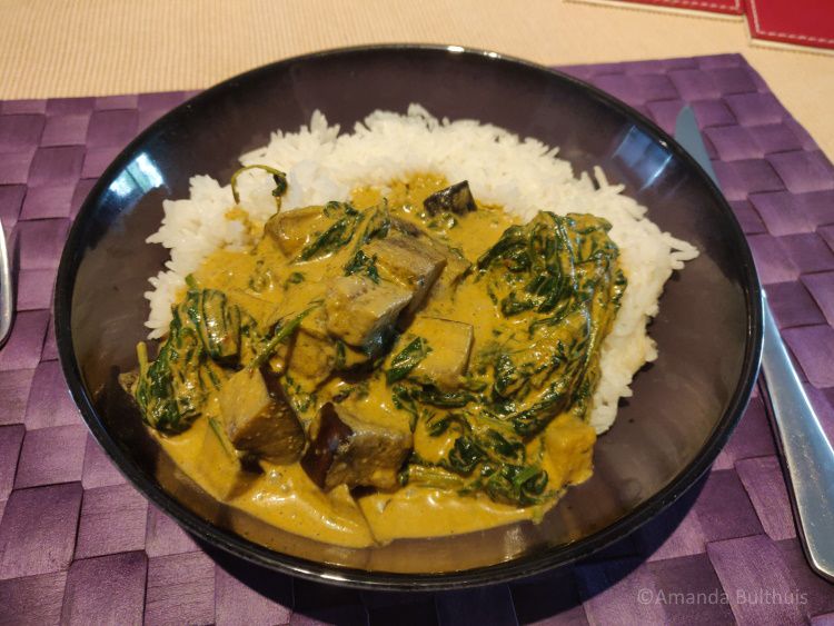 Curry met aubergine en spinazie