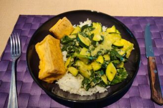 Groene curry met gefrituurde tofu