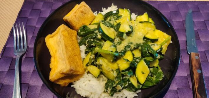 Groene curry met gefrituurde tofu