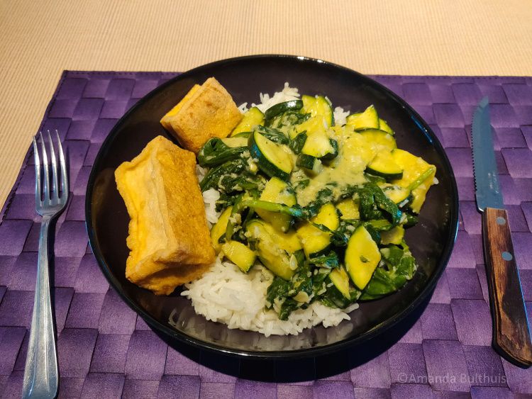Groene curry en gefrituurde tofu