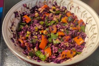 Rode kool salade met groene curry dressing