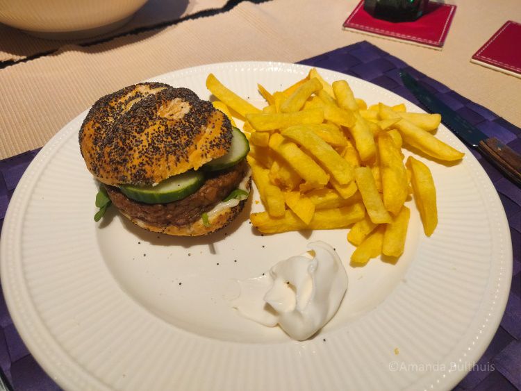 Vegan burger en frietjes