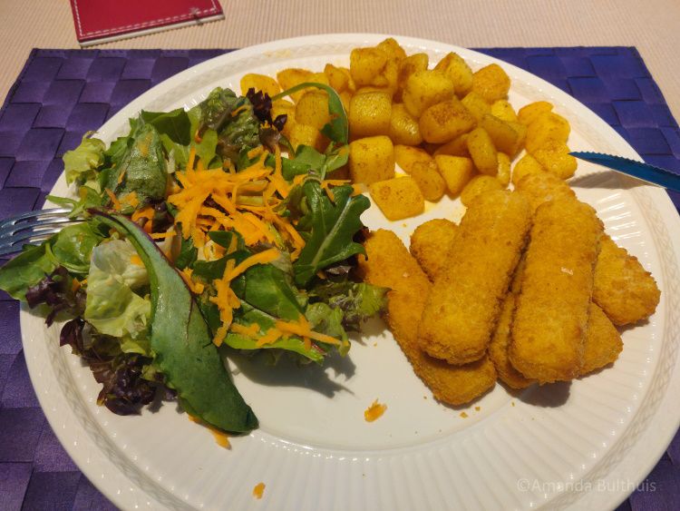 Vegan vissticks met salade en krieltjes