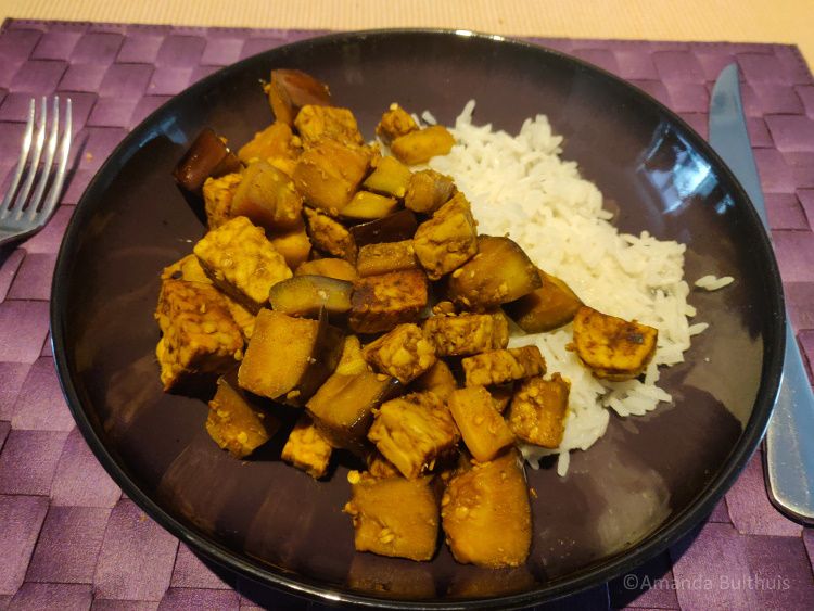 Wok met tempeh en aubergine