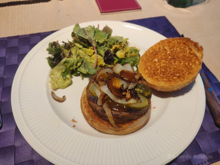 Broodje vegan hamburger en salade - week 33  - 2022