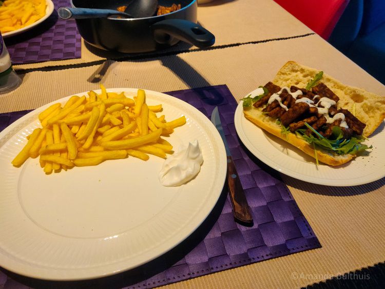 Broodje vegan shoarma met friet