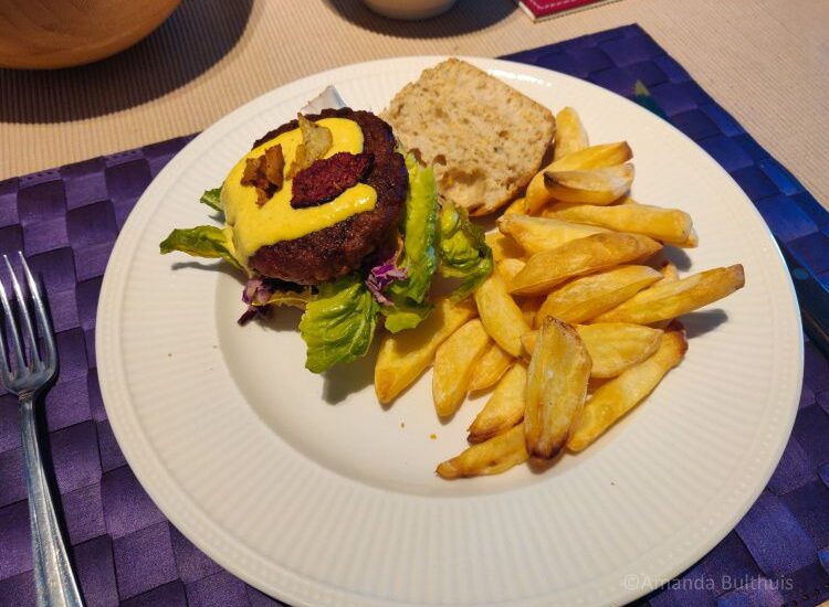 Vegan burger met kerrie-mango-mayonaise