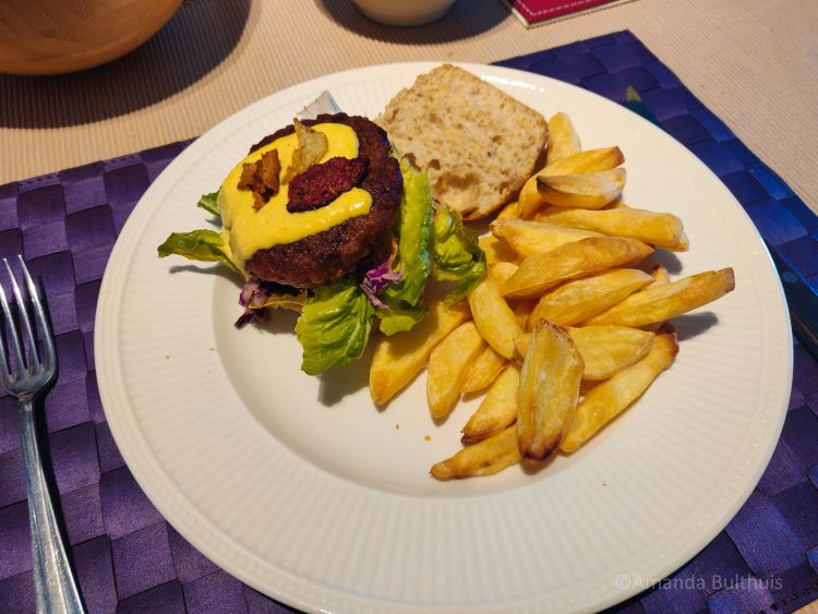 Vegan burger met kerrie-mango-mayonaise