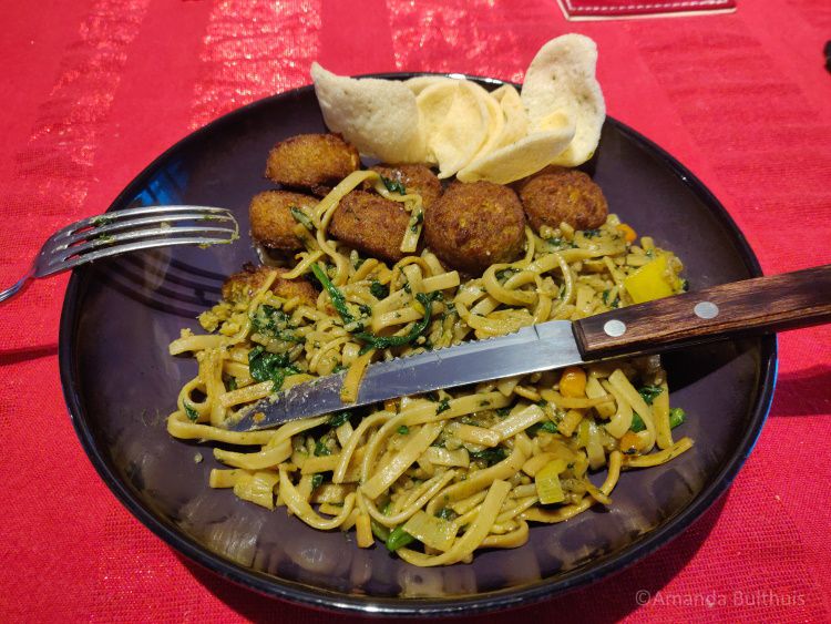 Bami met falafel