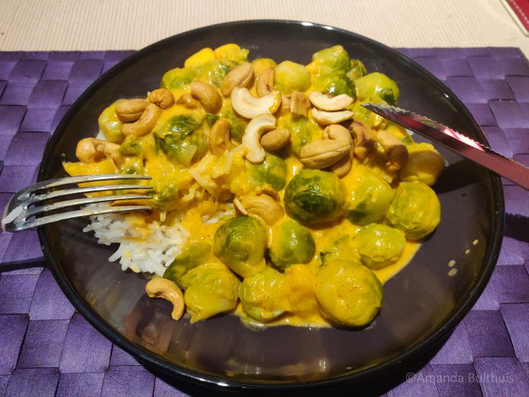 Curry met spruitjes en mango