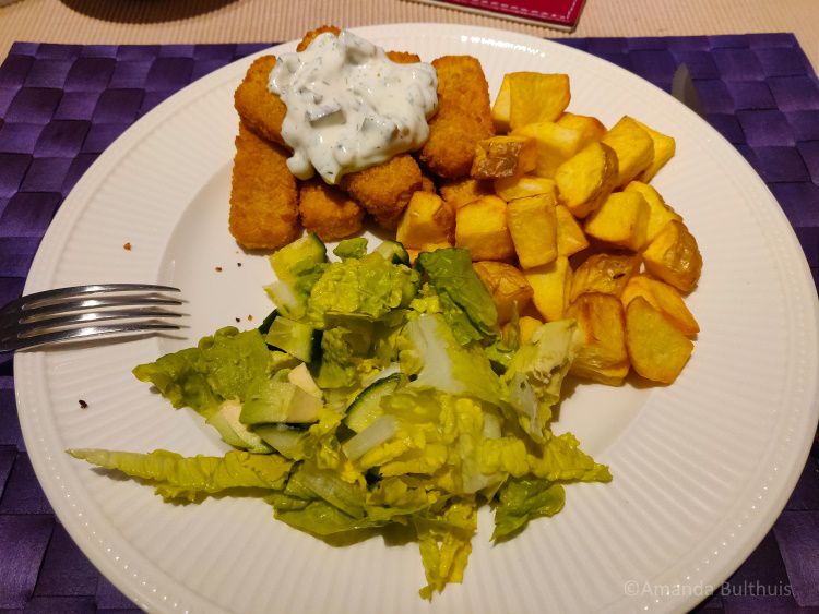 Vegan vissticks, gebakken aardappel en salade