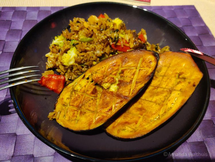 Wok en gegrilde aubergine