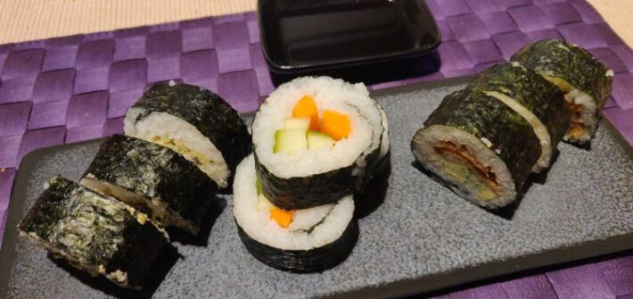 Zelfgemaakte vegan sushi