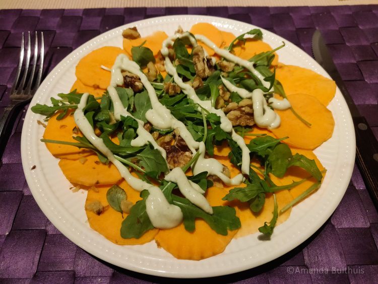 Zoete aardappel carpaccio met pestosaus