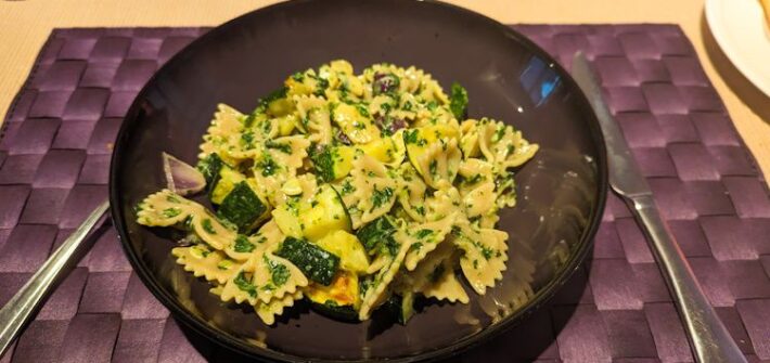 Pastasalade met citroen-basilicumdressing