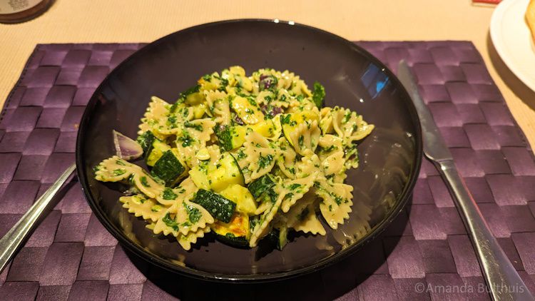 Pastasalade met citroen-basilicumdressing