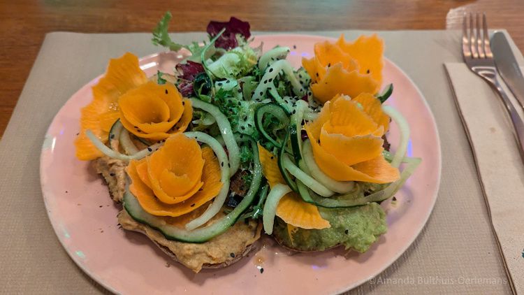 Toast met avocado en hummus bij Faire in Barcelona